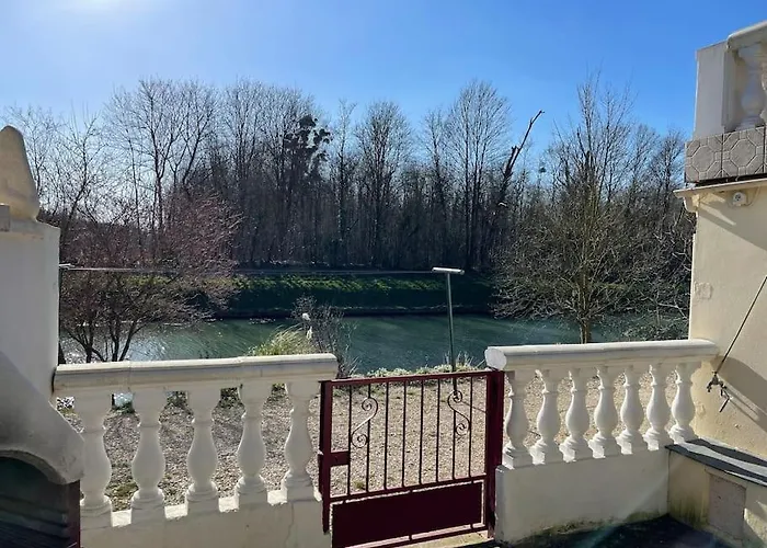 Photo de Les berges du canal, maison avec Jacuzzi Couvrot
